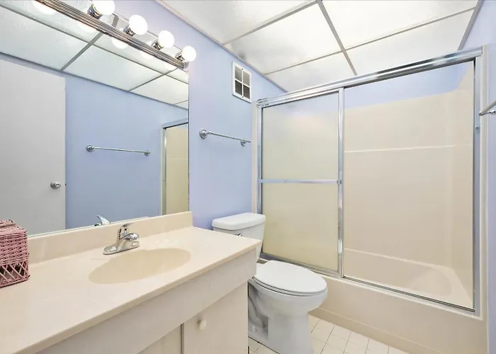 Beautiful 3 Bedroom Towers With Indoor Pool & Fitness Center! *
